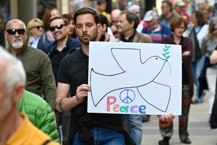Friedensmarsch / Aktivisten in Luxemburg demonstrieren gegen Krieg und Aufrüstung