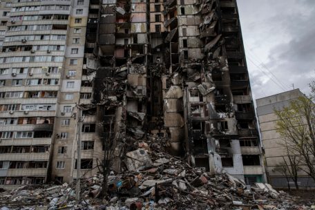 Ein Wohngebäude steht nach einem russischen Angriff zerstört im Nordosten Charkiws