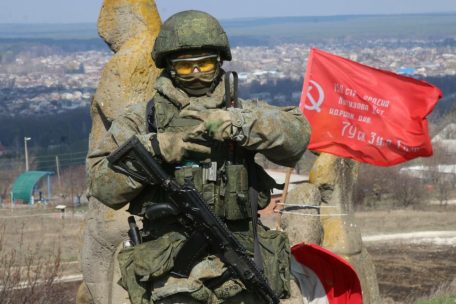 Flaggen-Propaganda: Russische Soldaten hissen die Flaggen von jener Einheit der Sowjetarmee, die 1945 den Reichstag in Berlin eingenommen hat