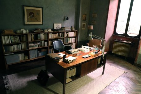 In diesem Raum feilt der Schweizer Max Frisch an seinen Texten. Ingeborg Bachmann zieht sich für ihr Schreiben in ein separates Arbeitszimmer zurück.