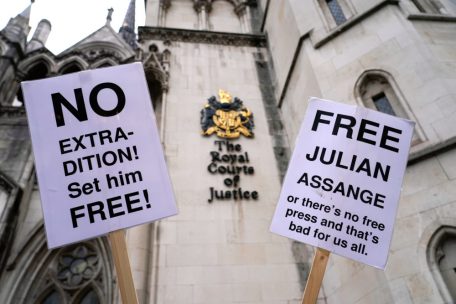 Plakate zur Unterstützung von Julian Assange unter anderem mit der Aufschrift „No extradition! Set him free“ (Keine Auslieferung! Lasst ihn frei!) sind vor dem High Court in London zu sehen