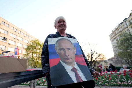 Eine Frau hält in Belgrad ein Bild des russischen Präsidenten Putin während eines Protests gegen die serbischen Behörden, die für die Aussetzung der Mitgliedschaft Russlands im UN-Menschenrechtsrat gestimmt haben