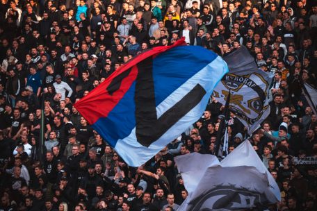 Anhänger des Belgrader Fußballclubs Partizan schwenken eine serbische Flagge mit aufgemaltem „Z“, dem Symbol der Unterstützung für Putins Krieg in der Ukraine