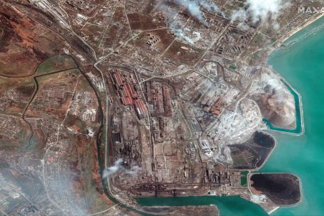 Dieses von Maxar Technologies zur Verfügung gestellte Satellitenfoto zeigt einen Überblick über das Gelände des Metallurgiekombinats „Asowstal“, wo sich die letzten ukrainischen Kämpfer in Mariupol verschanzt haben