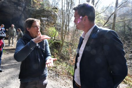 Als Leiterin des Fachbereichs „Geologie“ beim Natur- und Geopark Müllerthal kennt sich Birgit Kausch mit der Geschichte um die Sandsteinlandschaften aus und beantwortet bei einer Besichtigung der „Huel Lee“ nach der Pressekonferenz Fragen dazu