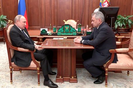 Staatschef als Feldherr: Russlands Präsident Putin sagt seinem Verteidigungsminister Schoigu, was in Mariupol zu tun ist