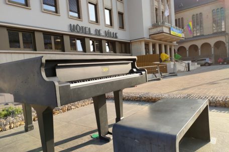 Das Klavier aus Stein, dessen Kauf im April 2021 beschlossen wurde, steht inzwischen vor dem Rathaus und wartet auf Pianisten 