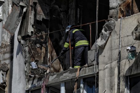Ein Feuerwehrmann beseitigt die Trümmer in der Wohnung eines durch einen russischen Raketenangriff in Odessa beschädigten Wohnblocks