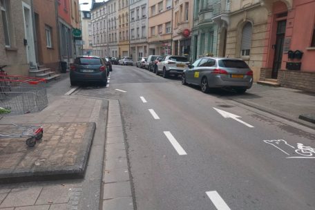 Die Ausweichroute für die Alzettestraße führt durch die Brillstraße. Wenn der Radstreifen wie meistens zugeparkt ist, wird es für den Fahrradfahrer richtig gefährlich, weil er im Gegenverkehr mitten auf die Einbahnstraße ausweichen muss