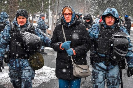 Hoher Preis für Protest in Russland / Wenn das Hochhalten von Tolstois „Krieg und Frieden“ plötzlich mit einer Anzeige endet