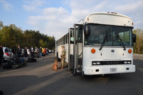 Safety first: Die internationale Presse darf nur per Shuttle-Bus auf die Air Base – nachdem alle Ausrüstung zuerst mit Spezialhunden untersucht wurde