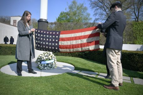Zum Einsatz kam auch die US-Flagge, die der Familie 1949 nach dem Begräbnis von Seixas überreicht worden war