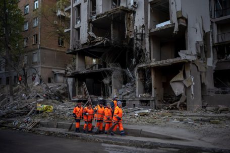 Arbeiter eines Aufräumtrupps agieren am Freitag vor einem Gebäude in Kiew nach einer Explosion. Die Explosion ereignete sich zu der Zeit des Besuchs von UN-Generalsekretär Guterres.