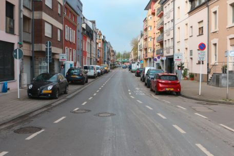 Die Kanalstraße in Esch ist eine lange, gerade Tempo-30-Zone ohne verkehrsberuhigende Elemente. Der Fahrradweg verschwindet plötzlich und „Dooring“ ist laut Sophie Simon auch ein Problem.