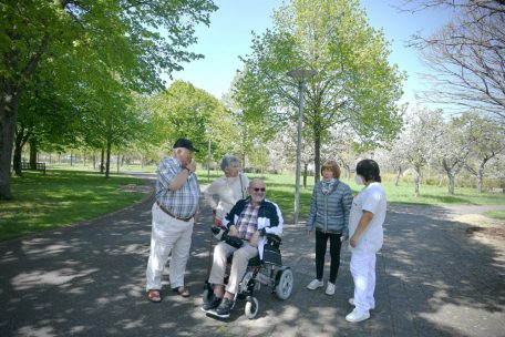 Bewohner und Besucher können sich wieder frei und furchtlos im Park des Seniorenheims bewegen