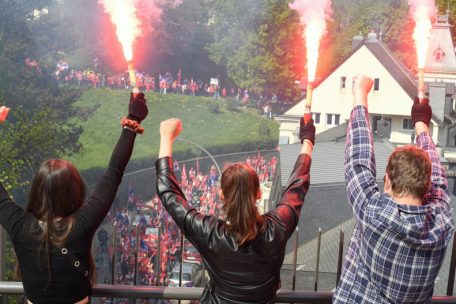 Aktivisten hingen ein Banner an die „Al Bréck“