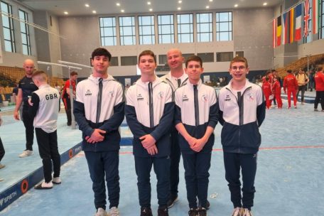 Ein Team, das in den letzten Jahren zusammengewachsen ist: Quentin Brandenburger, Mathis Kayser, Trainer Jacques Renson, Ronan Foley und Joy Palermo