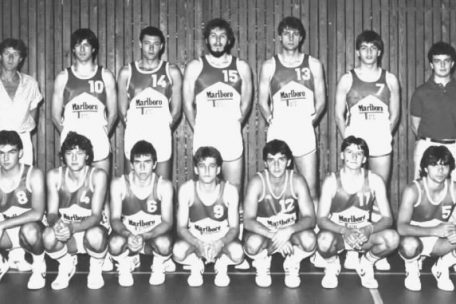 Das Düdelinger Team aus der Saison 1985/86, mit Jean-Paul Schumacher (Nr. 4) und Jean Kalmes (Nr. 13)