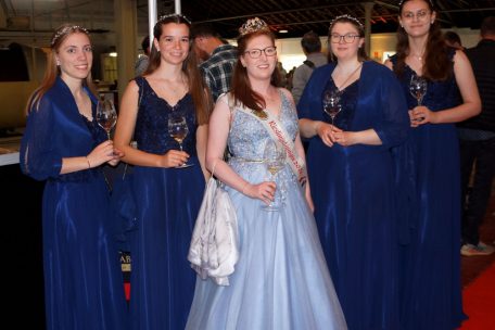Willkommene Gäste in den „Caves du Sud“: Rieslingkönigin Lara Kring mit ihren charmanten Prinzessinnen