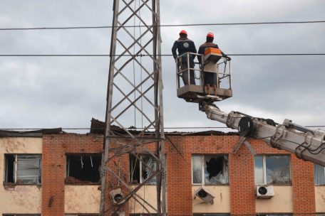 Arbeiter reparieren Mitte April zerschossene Strommasten in Mykolajiw