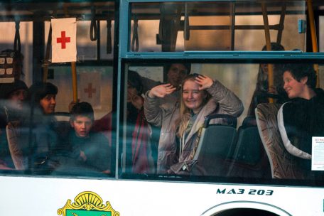 Erleichterung nach der Evakuierung – doch offenbar fuhren einige Busse zuerst ostwärts Richtung Russland