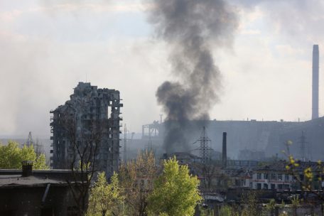 Rauch steigt am 4. Mai aus dem Metallurgischen Kombinat Asowstal in Mariupol auf