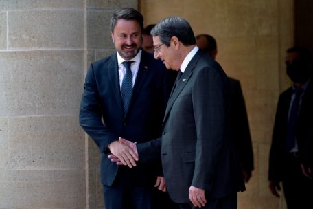 Nicos Anastasiades (l), Präsident von Zypern, begrüßt am 5. Mai Xavier Bettel, Premierminister von Luxemburg, am Präsidentenpalast. Im Mittelpunkt der gemeinsamen Gespräche steht Russlands Krieg in der Ukraine, sowie die Bemühungen der Europäischen Union, ihre Abhängigkeit von russischem Öl und Gas zu verringern.