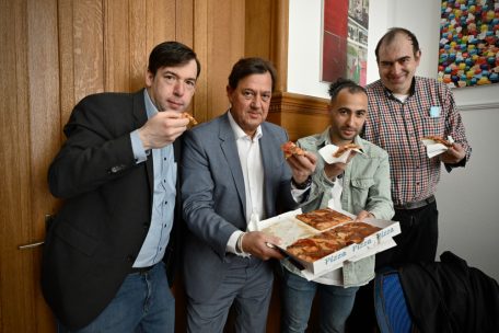 Buon appetito: Christian Bettendorff, Pim Knaff, Andrea Deidda und Luc Ewen (v.l.n.r.) gönnen sich ein Stück der Escher Pizza