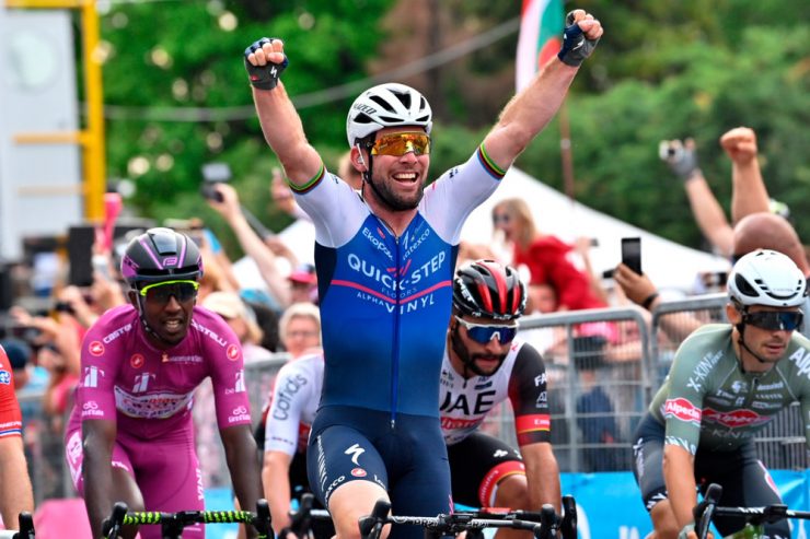 Cavendish wielrennen met zijn 16e Giro-etappewinst, Van der Poel draagt ​​nog steeds de roze trui