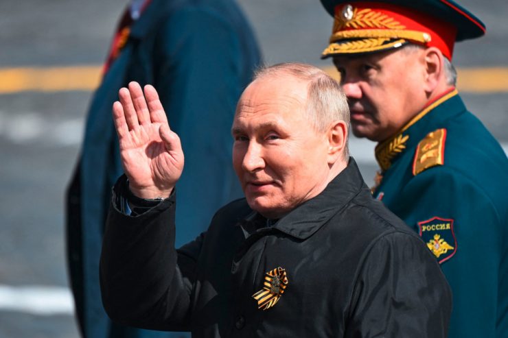 Für Putin, für den Krieg / Beklemmende Szenen und missbrauchte Symbolik – unterwegs auf Putins Militärparade