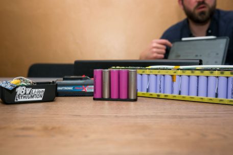 Ein geöffneter Batterie-Pack mit den Zellen
