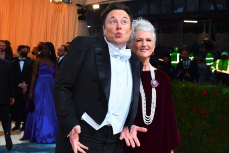 Elon Musk, hier mit seiner Mutter, hat sich Feinde in Russland gemacht