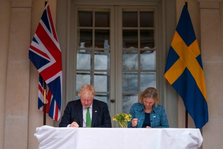 … und der schwedischen Regierungschefin Magdalena Andersson eine Beistandsgarantie gegeben für den Fall, dass Russland vor einem NATO-Beitritt beider Länder in kriegerischer Absicht Grenzen überschreiten sollte