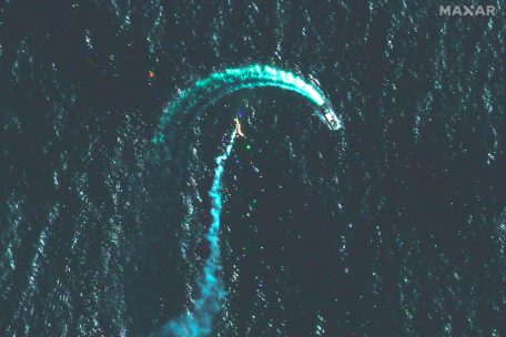 Das Satellitenbild soll das Ausweichmanöver eines russischen Schiffes vor ukrainischem Raketenbeschuss zeigen