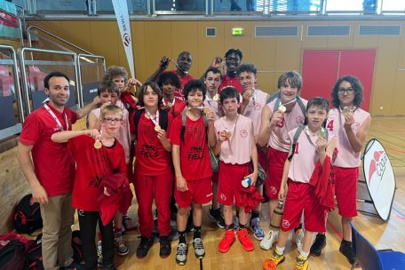 Rui Nunes holte mit seinem Felser Team den Pokal bei den Minis