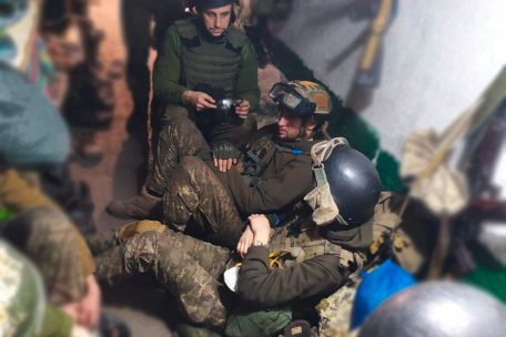 Ukrainische Soldaten in den Bunkern unter dem Azovstal-Stahlwerk