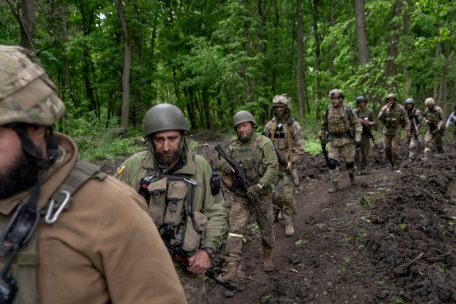 Erschöpfte Gesichter: Ukrainische Soldaten gehen in der Nähe eines kürzlich zurückeroberten Dorfes nördlich von Charkiw in der Ostukraine durch den Wald