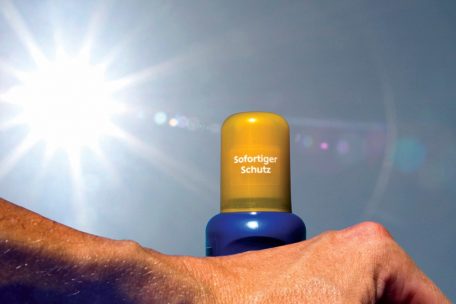 Um uns vor den ungesunden Seiten des Sonnenbadens zu schützen, hat die pharmazeutische und kosmetische Forschung jedoch viele Mittel erfunden. Das Kernstichwort hier heißt „Lichtschutzfaktor“ (LSF).