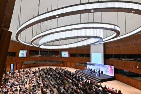 Wie ein Pendel schwebt die Beleuchtung im Kongresszentrum von Kirchberg über den Teilnehmern des 12. CFHTB-Forums