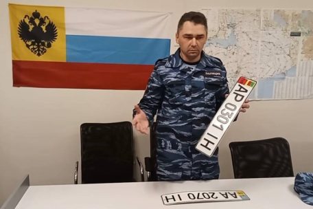 Der stellvertretende Polizeichef der Region Saporischschja stellt die neuen Autokennzeichen vor