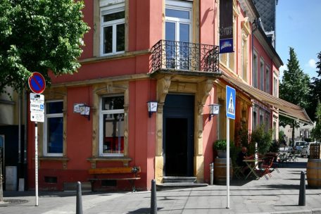 Seit Juni 2012 gibt es in dem orangefarbenen Gebäude in der rue du Cimetière das gemütliche Lokal, wie man es auch heute kennt