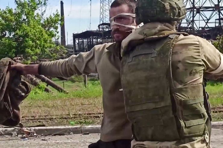 Ukraine-Krieg / Die Kämpfer von Mariupol verlassen die Stahlwerk-Bunker, ihre Zukunft bleibt ungewiss