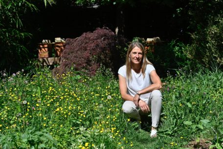 Als Biologin, Sekretärin des Landesverbandes für Bienenzucht und Hobby-Imkerin kennt sich Alexandra Arendt mit den fliegenden Bestäubern aus