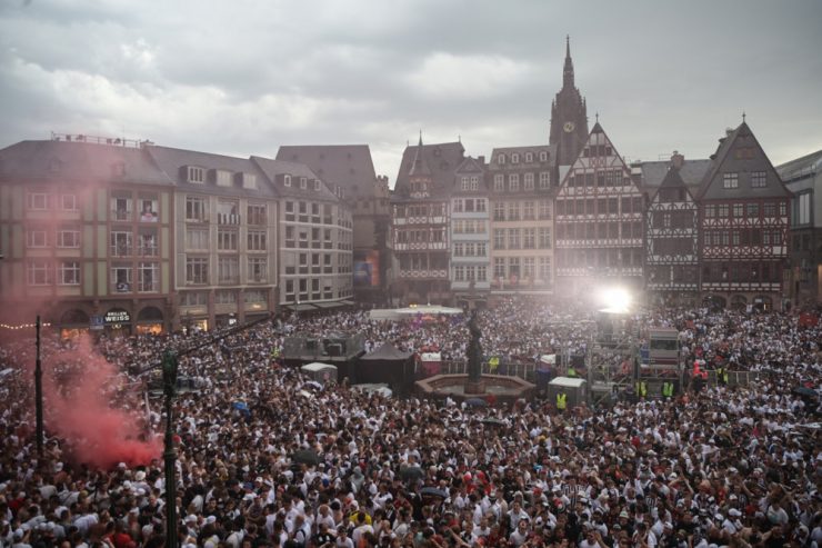 Europa League / „Davon träumt man als Kind“: Frankfurter Party-Marathon nach emotionaler Krönung
