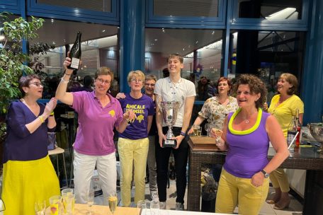 Ivor Kuresevic tanzte auf der Meisterfeier mit dem Pokal durch die ganze Hall und machte auch einen Zwischenstopp bei den fleißigen Helferinnen hinter dem Sekttresen