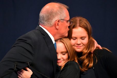 Jetzt Ex-Premier: Scott Morrison drückt seine Töchter an sich