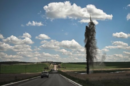 Der Moment des Einschlags einer Granate neben einer Straße im Donbass
