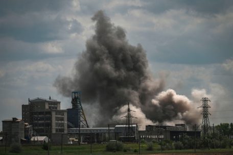 Rauch steigt auf über einem Fabrikgelände in Soledar