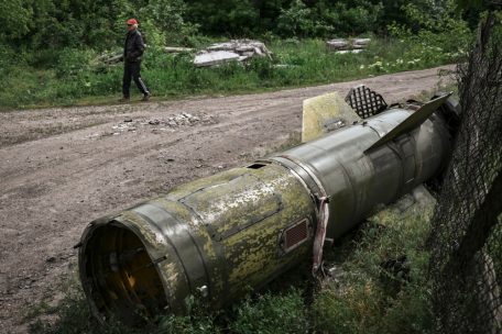 Ein Mann geht in der Nähe der Stadt Lysytschansk an den Resten einer Rakete vorbei