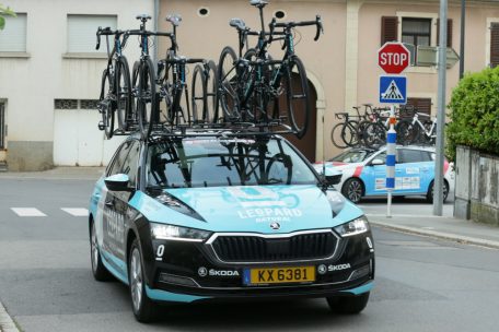 Das Begleitfahrzeug von Leopard Pro Cycling